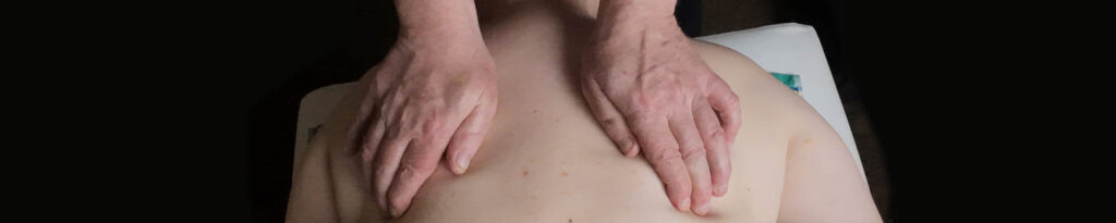 Die Ganzkörper- und Triggerpunkt-Massage löst Verspannungen, aktiviert die Regeneration zusammen mit einer gezielten Behandlung verpannter Bereiche.